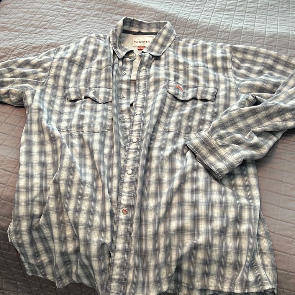 Men’s Simms fishing shirt. EUC.